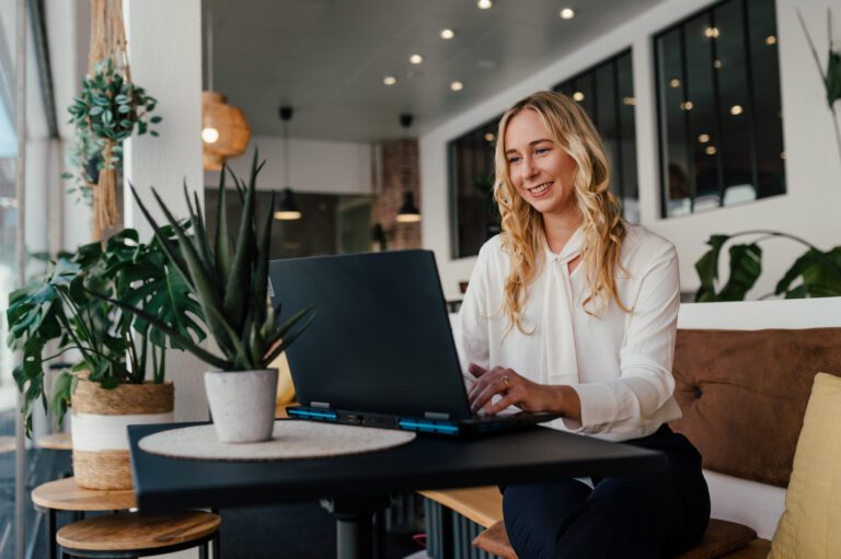 Arbeitsplatz mit Laptop im Büro
