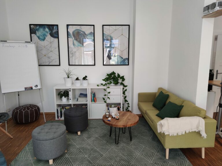 Lounge-Ecke mit Sofa im Büro von Daily Marketing