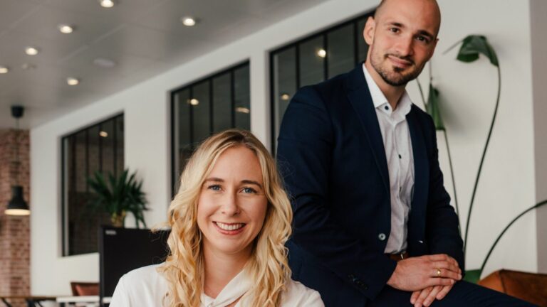 Janine und Michael Simon von Daily Marketing arbeiten gemeinsam am Laptop