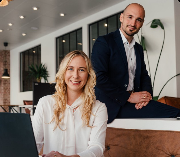 Janine und Michael Simon, Geschäftsführung von Daily Marketing, im Büro in Würzburg